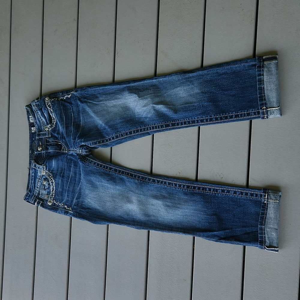 Miss Me Cuffed Capri Medium Wash - Picture 2 of 11